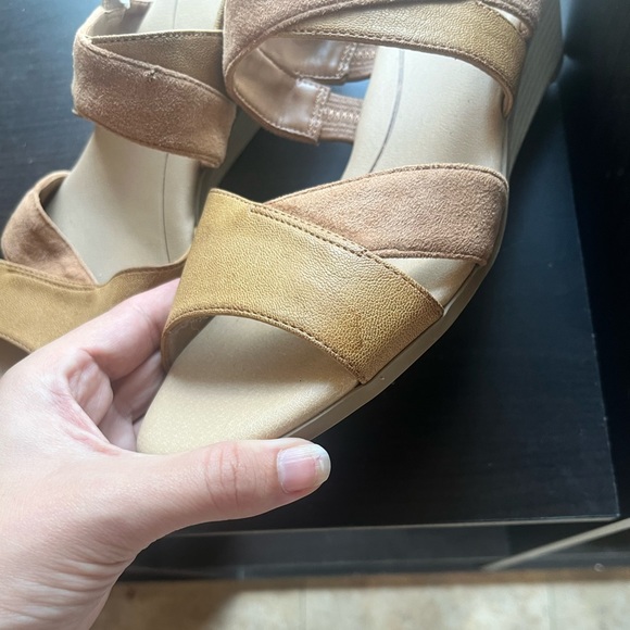 Tan low wedge Dr Scholl’s sandals NWOT - Picture 10 of 10